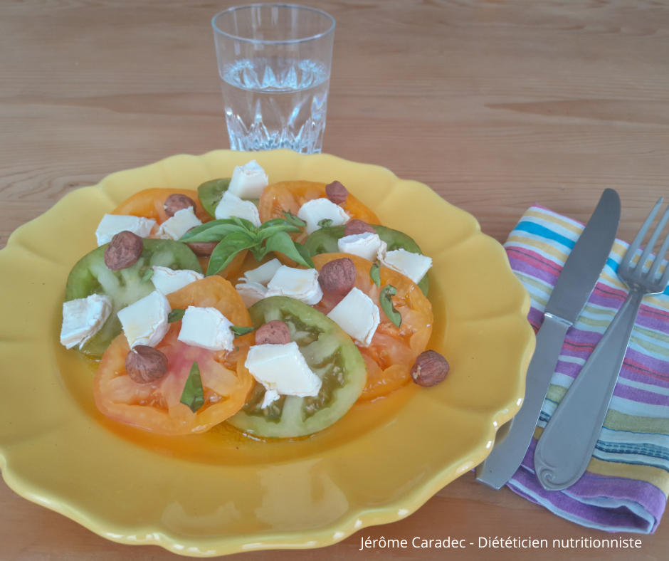 Photo de carpaccio de tomates orange et vertes au chèvre et noisettes par Jérôme Caradec - Diététicien nutritionniste