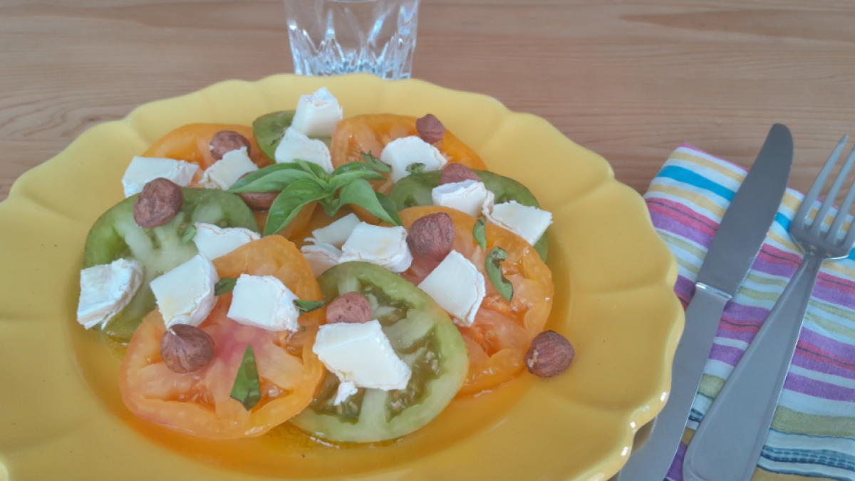 Carpaccio de tomates orange et vertes au chèvre et noisettes