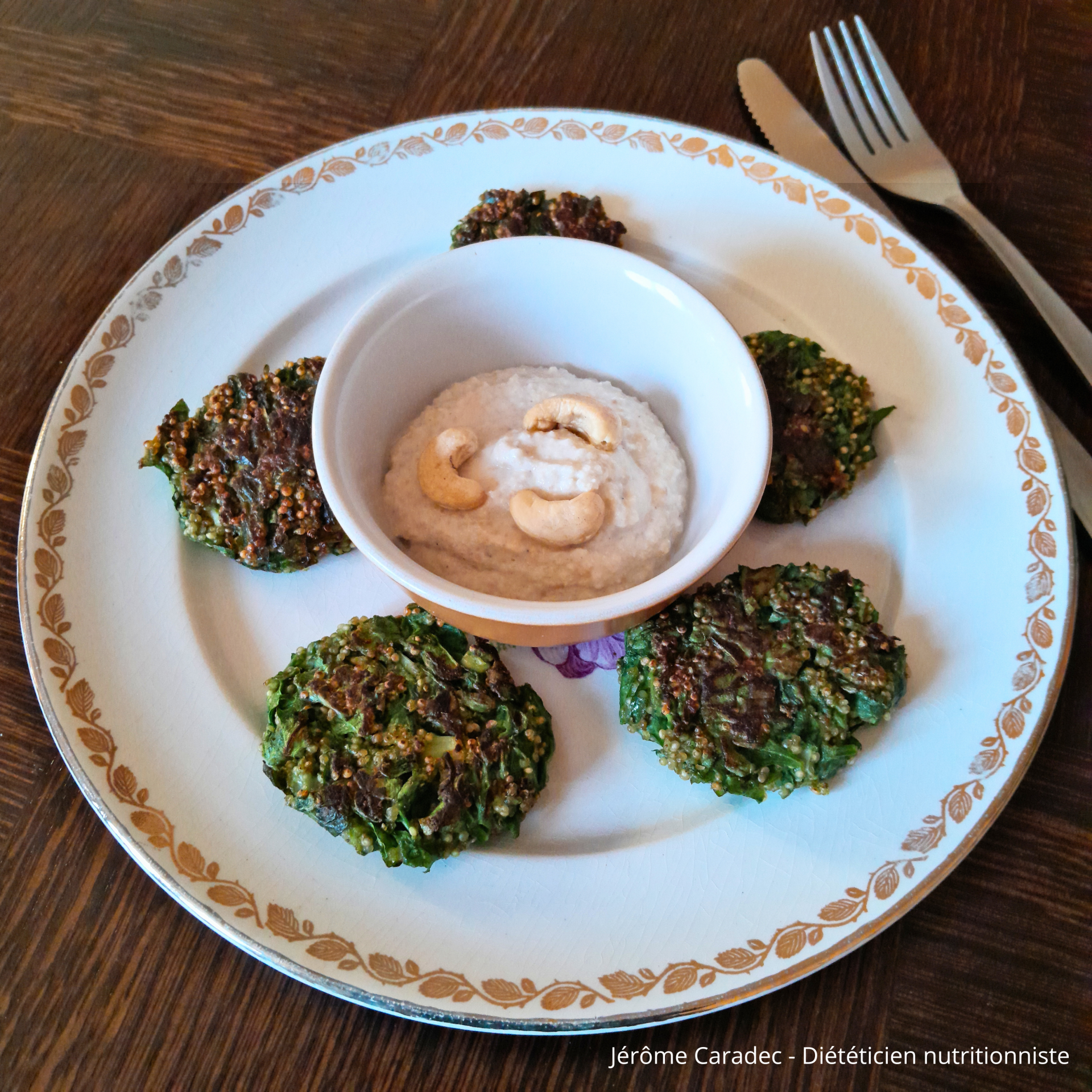 Photo des galettes quinoa/épinards/curry, sauce noix de cajou de Jérôme Caradec - Diététicien nutritionniste